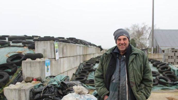 Jean-Paul Toueille, éleveur laitier à Combrée (Maine-et-Loire), amène ses plastiques usagés, principalement bâches d’ensilage et ficelles, chez son négociant, Pelé Agri-Conseil. L’écocontribution, incluse dans le prix d’achat, est en moyenne de 0,025 €/kg HT. © M. COISNE
